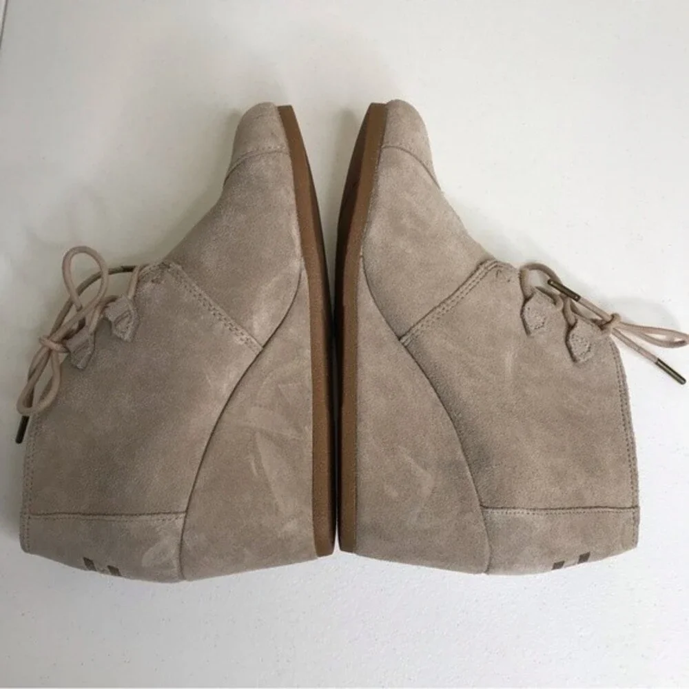 Toms Kala Faux Suede Wedge Heel Lace Up Ankle Bootie Tan Taupe Womens Size 9